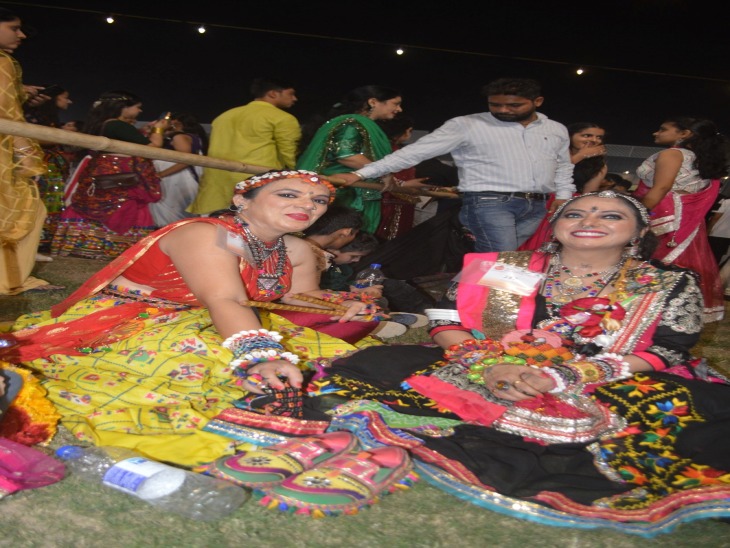 महिलांए गुजराती ड्रेस में दिखी