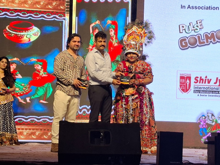 दैनिक भास्कर के यूनिट हेड अभिषेक सोनी और अतिथि के द्वारा गरबे में महिला को सम्मानित किया गया
