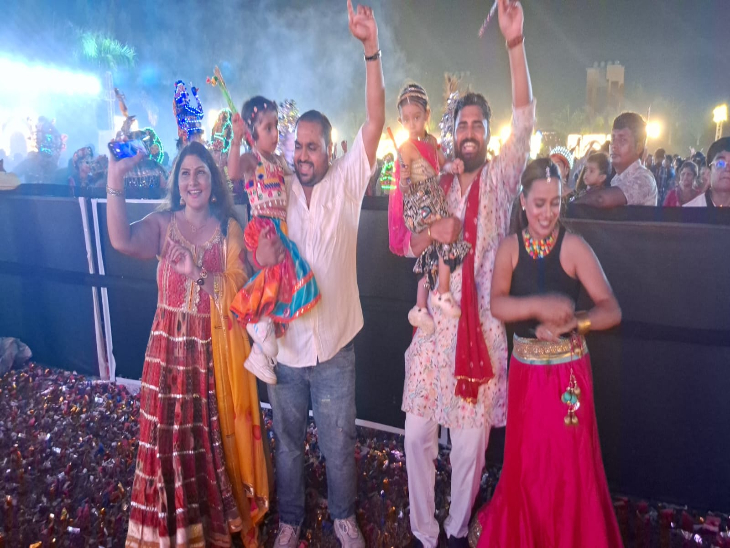 कपल अपने छोटे बच्चों के साथ डांस करते