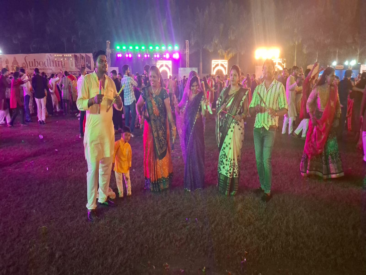 दैनिक भास्कर गरबे में परिवार के संग पहुंचे