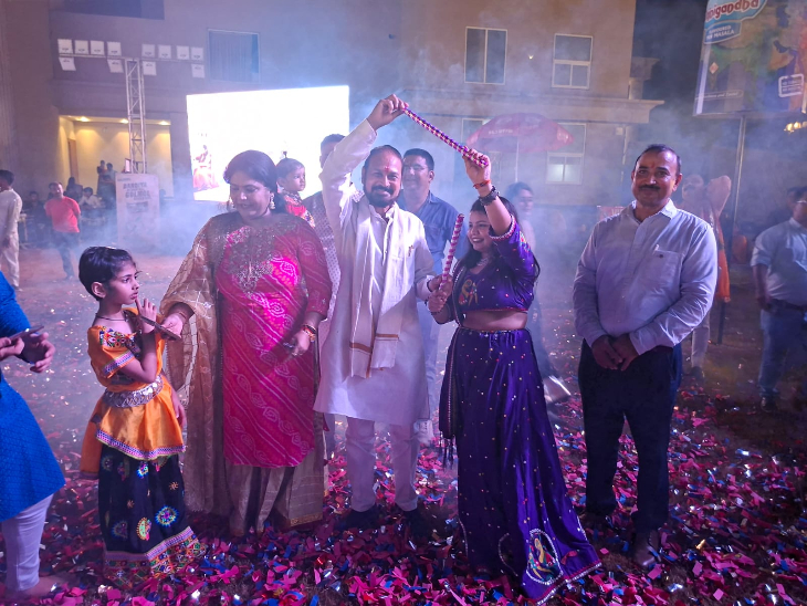 दैनिक भास्कर के गरबे में पहुंचे विधायक संदीप शर्मा ने भी बच्चों संग किया गरबा