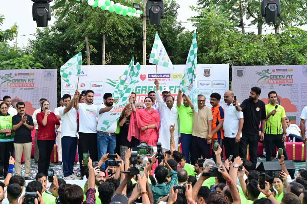 मैराथन के दौरान बॉलीवुड सिंगर रविंद्र उपाध्याय ने लाइव परफॉर्मेंस देकर प्रतिभागियों को उत्साह से भर दिया।