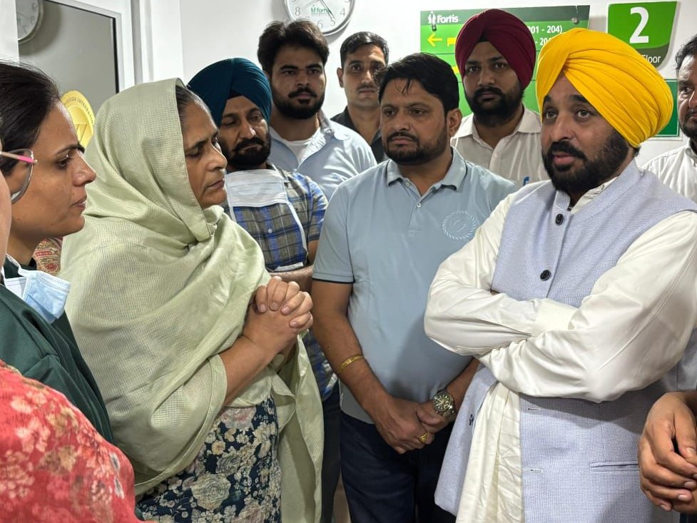 मोहाली में फोर्टिस अस्पताल पहुंचकर सीएम मान ने राजवीर जवंदा का हाल जाना और परिवार से मुलाकात की। - Dainik Bhaskar