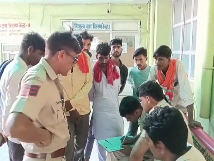 अस्पताल में पहुंचे घायलों के परिजनों का बयान दर्ज करती पुलिस।