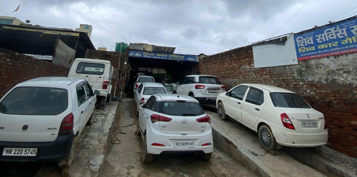 Shiva garage, for which the whole matter happened. SHO said that this garage belongs to their tau.
