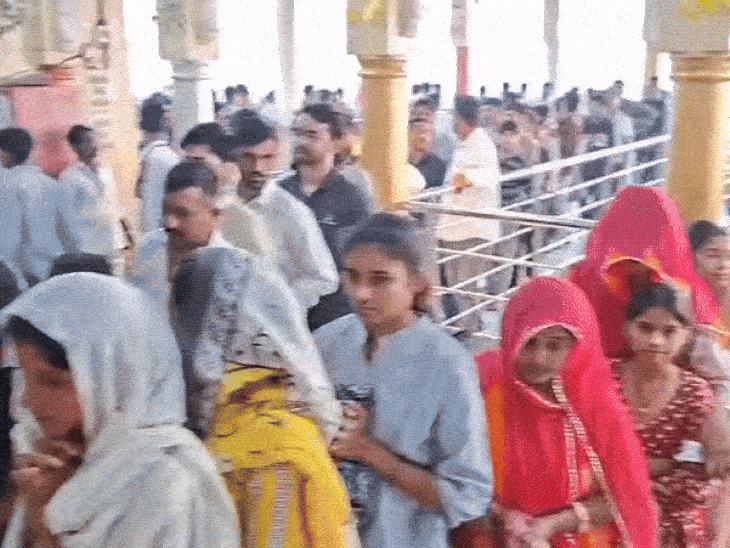 गढ़ मंदिर जोगमाया में दर्शन के लिए लगी लाइनें।