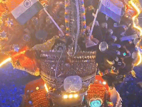 गरबे में आई एक युवक ने अपनी पगड़ी को खास डिजाइन की लाइटिंग लगाकर भारत का तिरंगा लगाया