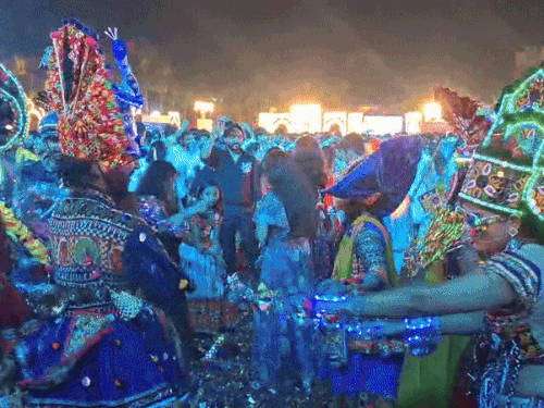 गुजराती परिधानों में सज धज के पहुंचे कपल