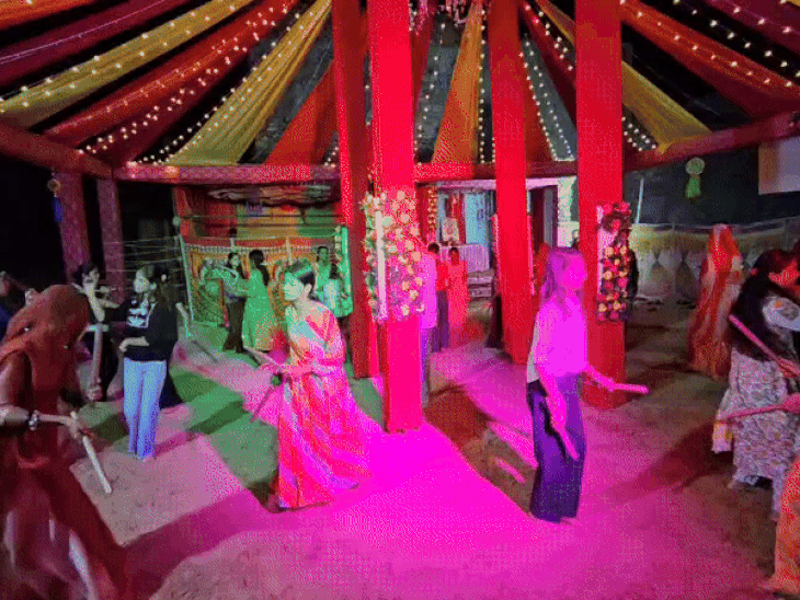 शहर में गरबों की धूम, गुजरात व मिक्स सांग में थिरके युवतियां और महिलाएं।