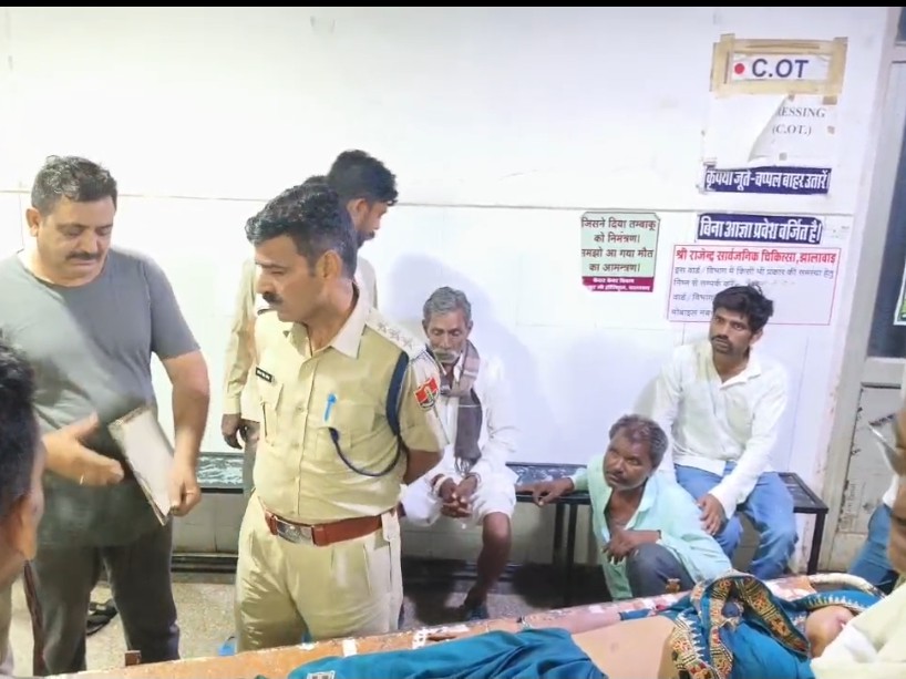 डीएसपी हर्षराज सिंह खरेड़ा ने झालावाड़ अस्पताल में हादसे में घायल लोगों से मुलाकात ली।