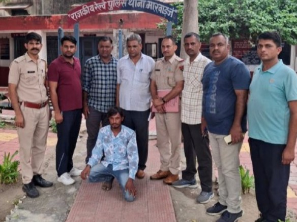 पाली में जीआरपी की गिरफ्त में चार साल से फरार चल रहा आरोपी। जिसे कोर्ट के आदेश पर जेल भेजा गया। - Dainik Bhaskar