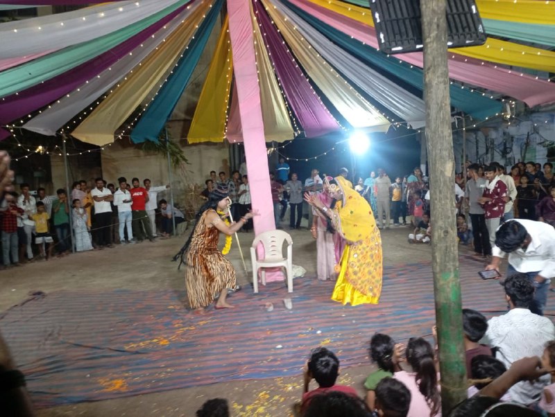 पाली के किसान केसरी नगर में गरबा खेलते युवा।