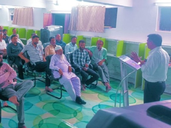 पाली में सामूहिक निकाह की तैयारियों को लेकर बैठक में चर्चा करते हुए। - Dainik Bhaskar