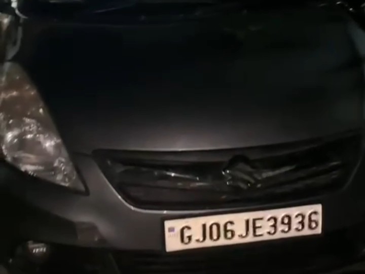 तलाशी के दौरान कार से 29 कार्टन शराब और एक फर्जी नंबर प्लेट बरामद हुई।