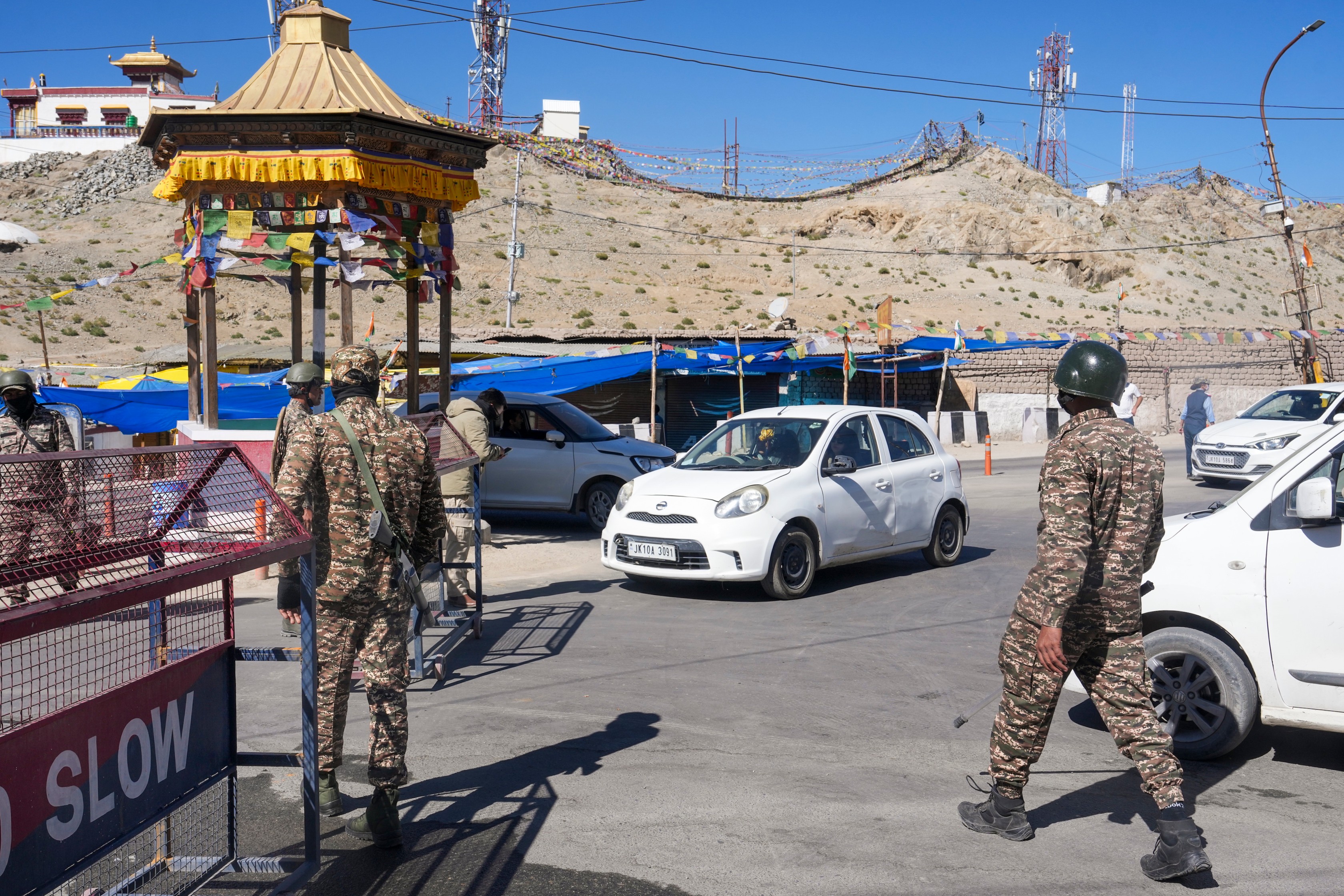 Police vehicles are being investigated from place to place.