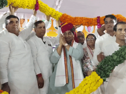 कार्यक्रम में माला पहनाकर पीसीसी चीफ गोविंद सिंह डोटासरा का स्वागत करते हुए स्थानीय नेता।