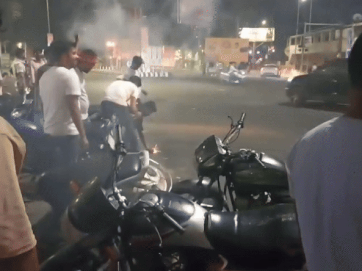 देर रात झांसी की सड़कों पर निकले युवाओं ने की आतिशबाजी।