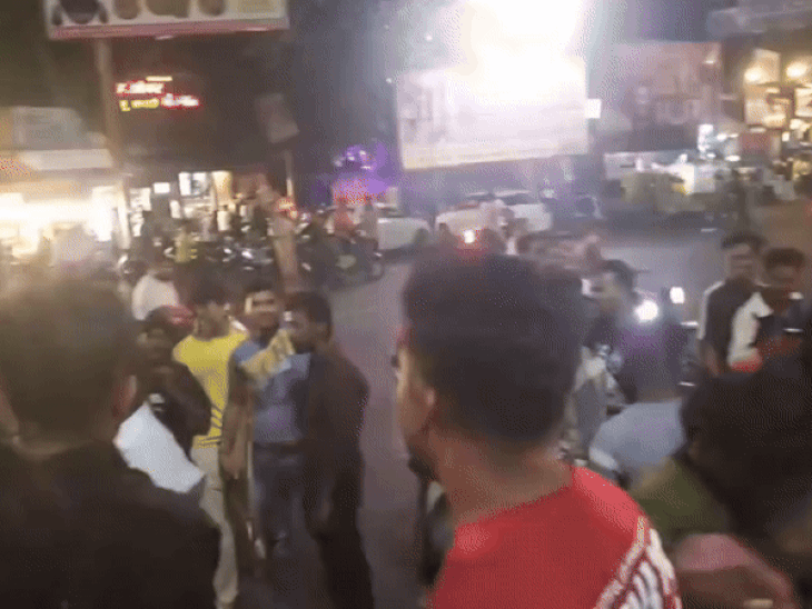 रात 1 बजे झांसी के इलाइट चौराहा पहुंचे भारतीय टीम के फैन्स।