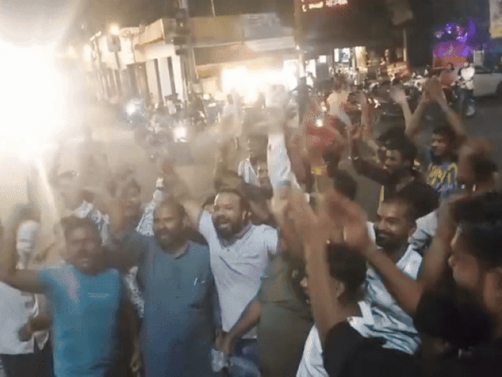 भारतीय टीम की जीत पर I LOVE महादेव के नारे लगाते युवक।