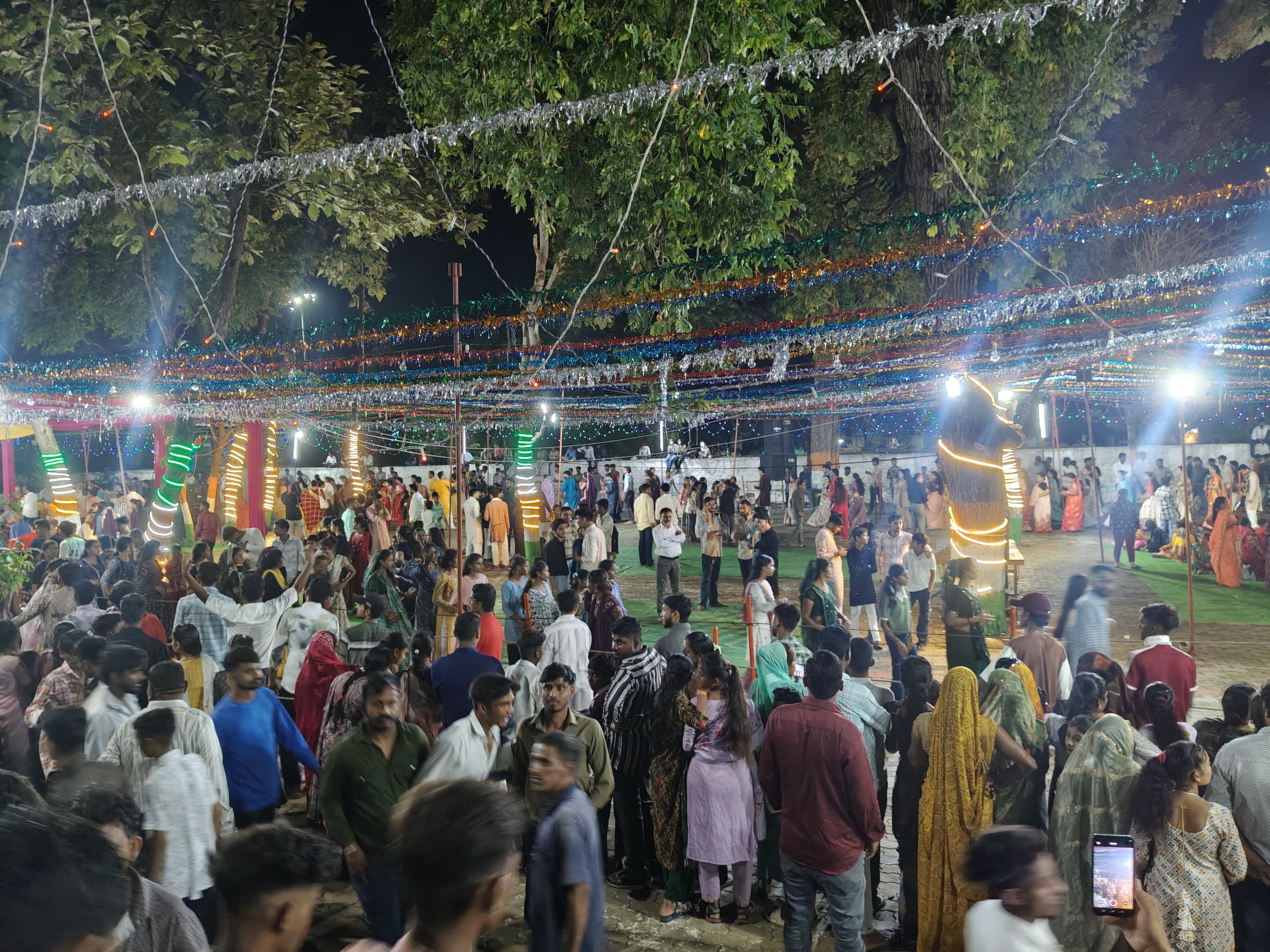 त्रिपुरा सुंदरी मंदिर परिसर में गरबे खेलते हुए।0