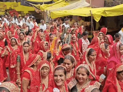 शोभायात्रा के दौरान महिला शक्ति।