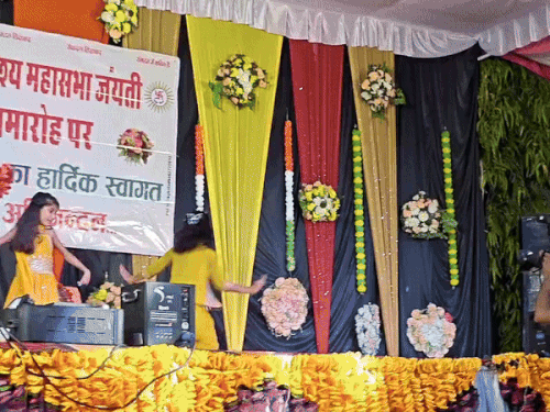 कार्यक्रम के दौरान प्रस्तुति देते नन्हें मुन्ने बच्चे।