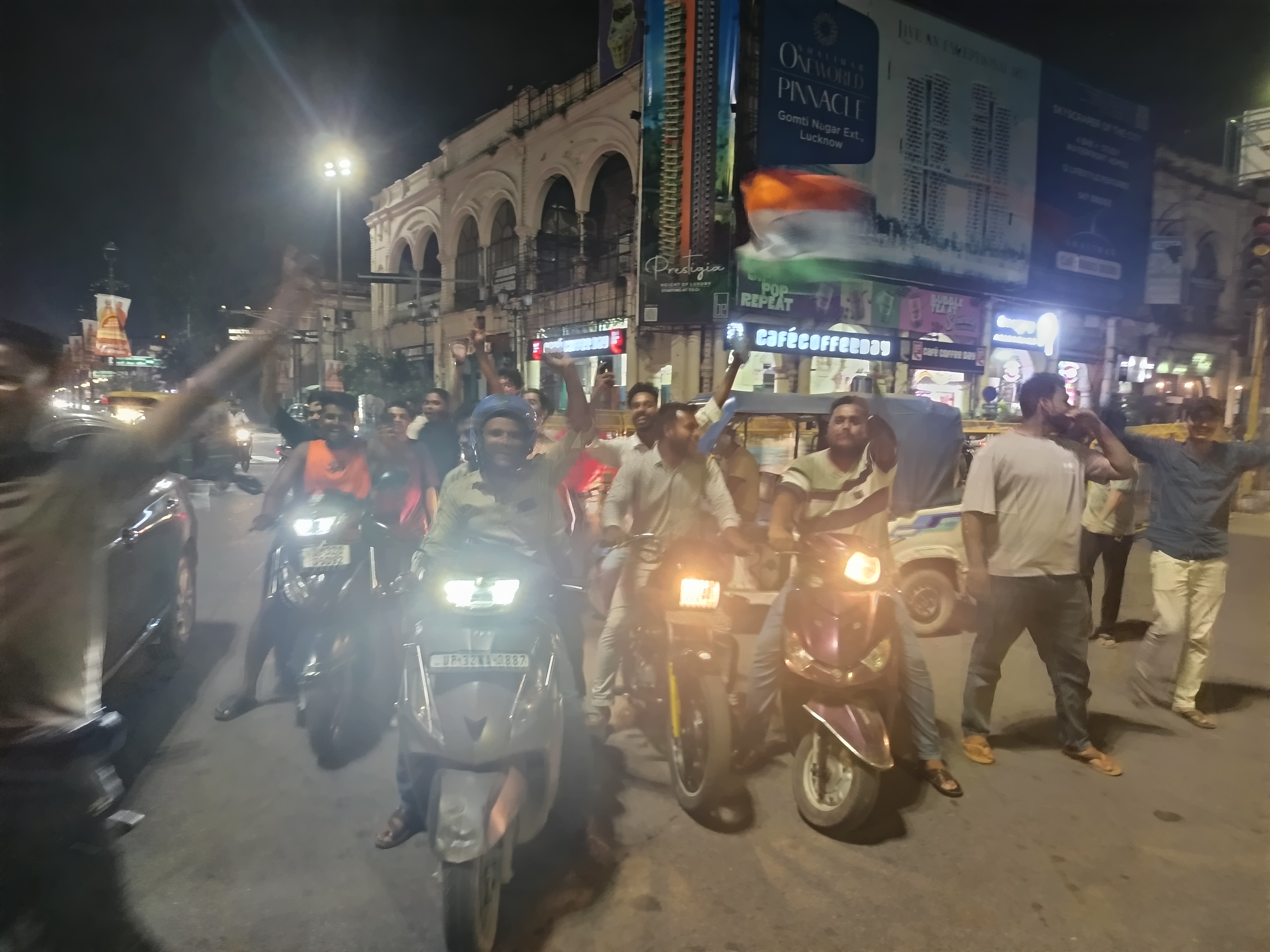 बाइक से हजरतगंज चौराहे जश्न मनाने पहुंचे युवा।