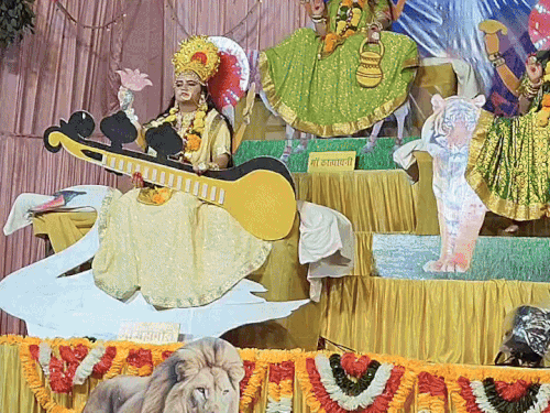 इन कुमारियों ने 9 देवियों का नाटकीय और जीवंत रूप प्रस्तुत किया। झांकी में शैलपुत्री, ब्रह्मचारिणी, चंद्रघंटा, कूष्मांडा, स्कंदमाता, कात्यायनी, कालरात्रि, महागौरी और सिद्धिदात्री देवी के स्वरूप को दिखाया गया।
