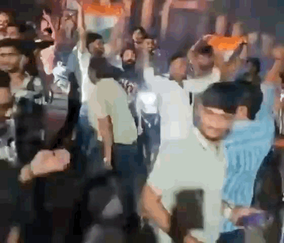 क्रिकेट प्रेमियों ने तिरंगा लहराकर जयकारे लगाए