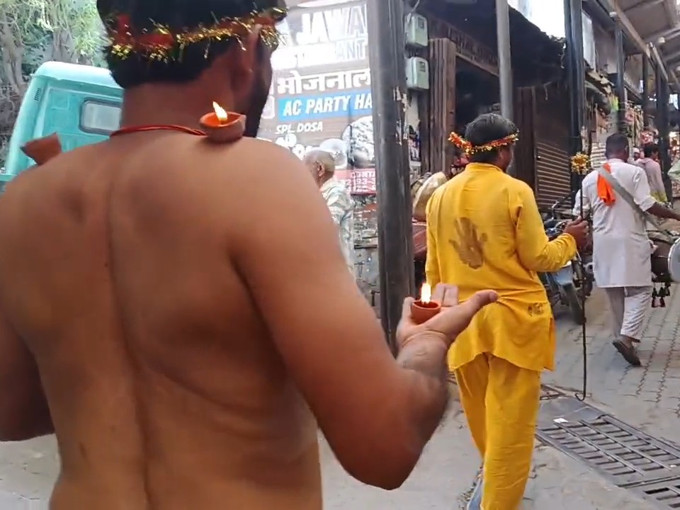 हाथ में दीप लेकर ज्वालामुखी मंदिर की ओर जाते हुए कृष्ण भगत