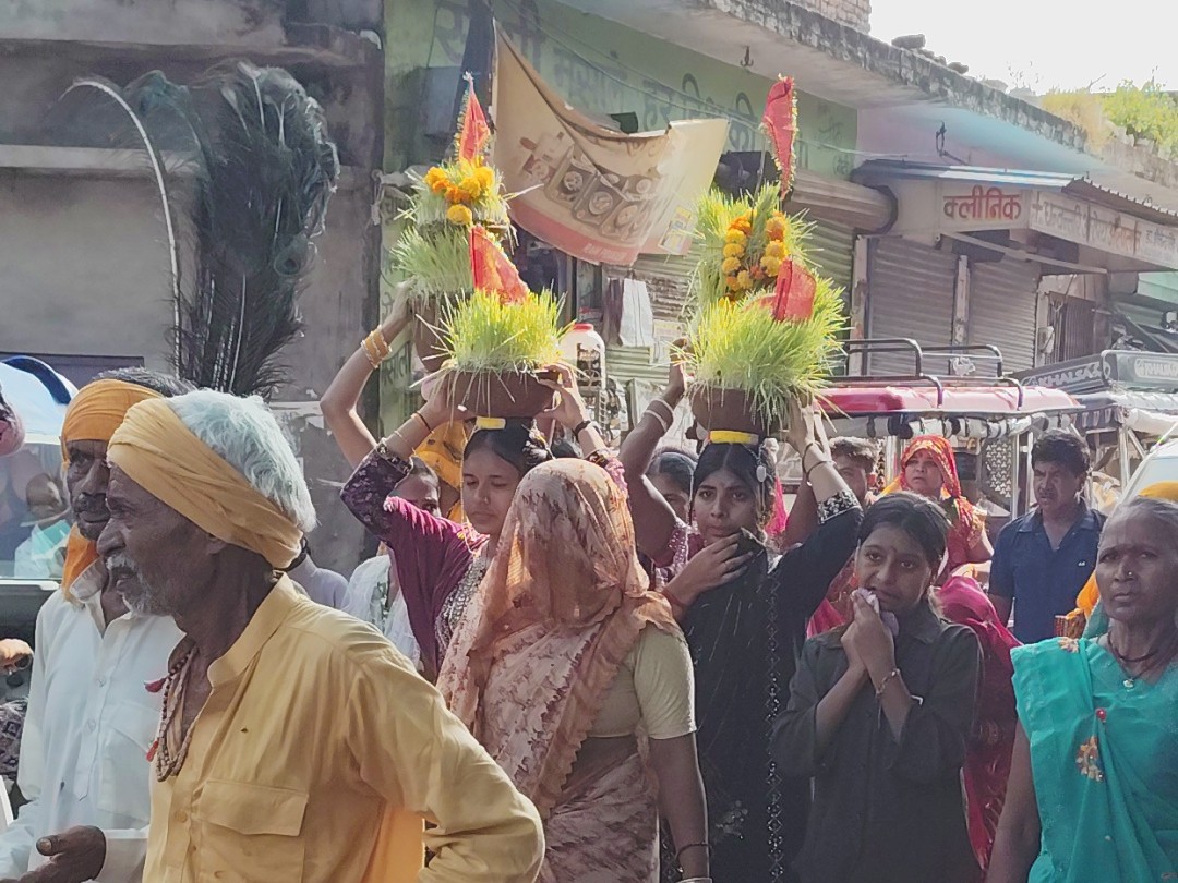 The tradition of offering Jaware in Jalaun | जालौन में जवारे अर्पण की ...