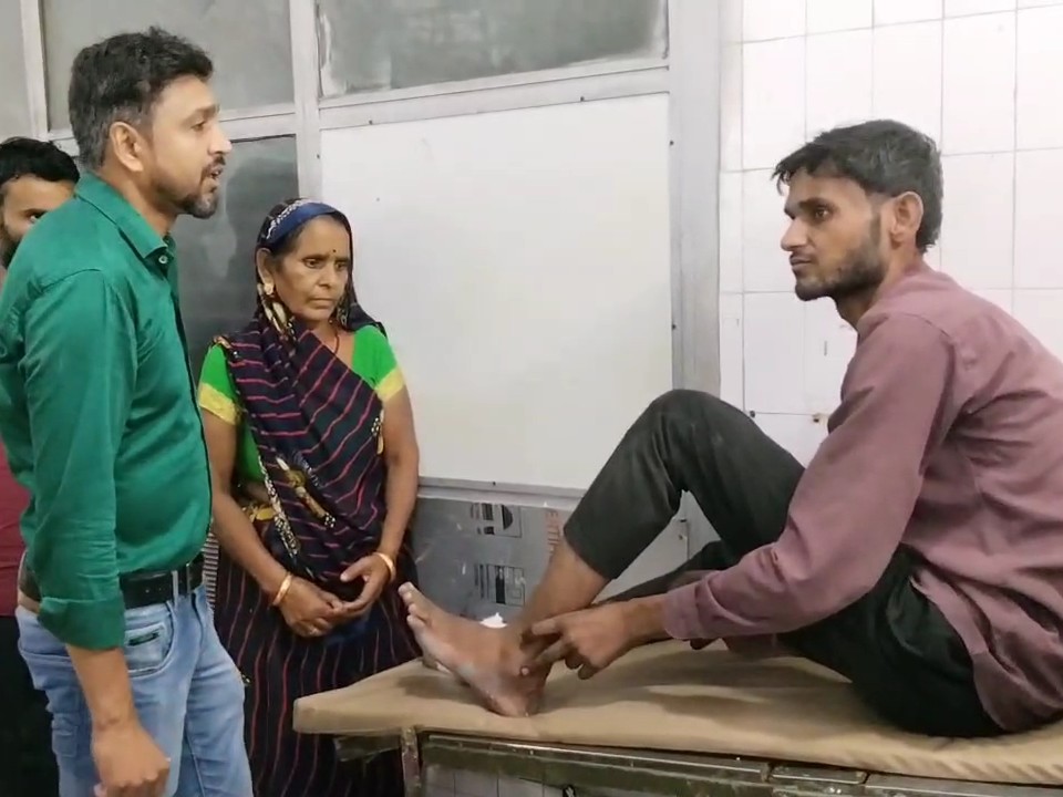 The domineering plumber beat up | दबंग प्लंबर ने की मारपीट: महोबा में ...