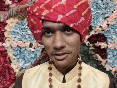मीडिया से बातचीत करते कौटिल्य पंडित।