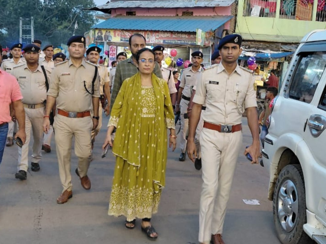 बिक्रम बाजार में दुर्गा पूजा से पहले पुलिस का फ्लैग मार्च. - Dainik Bhaskar