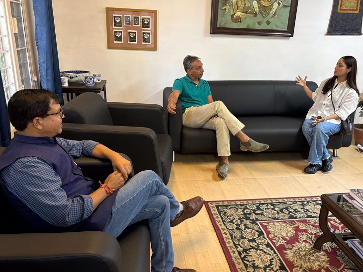 धुरंधर फिल्म की शूटिंग को पहुंची यामी गौतम लॉरेंस स्कूल सनावर के स्टाफ के साथ बात करते हुए।