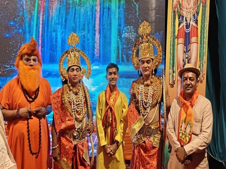 रामलीला के मंचन पर पहुंचे कौटिल्य पंडित।
