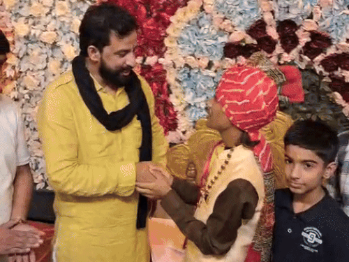 नवीन जय हिंद आशीर्वाद देने के लिए पहुंचे।