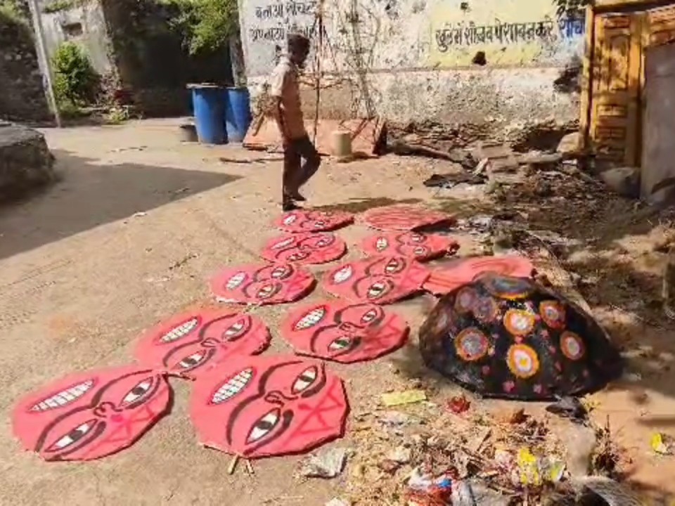 बांस से पुतले का ढांचा तैयार कर आटे की लेई से कागज चिपकाकर उसे आकार दिया जाता है।