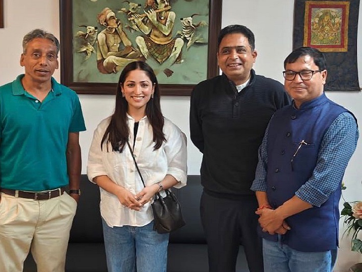 शूटिंग को पहुंची यामी गौतम लॉरेंस स्कूल सनावर के स्टाफ के साथ बात करते हुए
