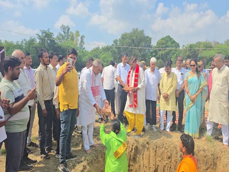 वेटरनरी विश्वविद्यालय के कृषि फॉर्म में बनने जा रहे सर्किट हाउस का भूमि पूजन करते मंत्री चौधरी लक्ष्मी नारायण