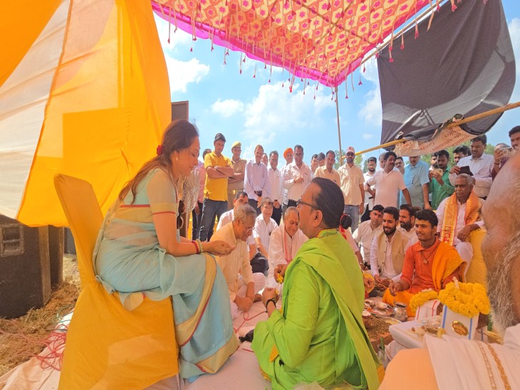 भूमि पूजन करते हुए सांसद हेमा मालिनी