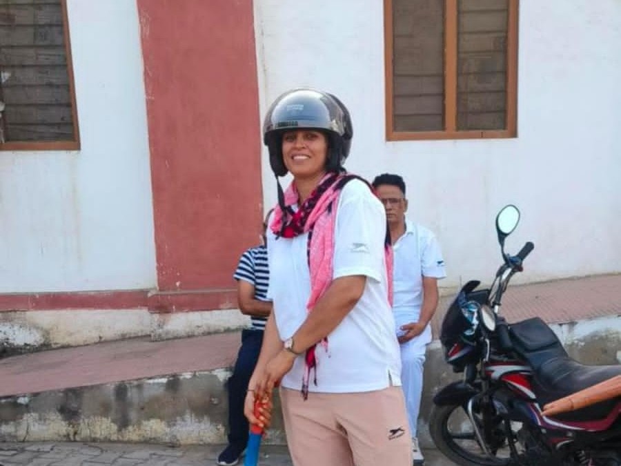 महिला कॉन्स्टेबल चूकी खींचड़ अपने पति के साथ मंदिर से दर्शन करके लौटी थीं। पति को एक टाइल्स की दुकान पर छोड़कर वह ऑफिस जा रही थीं।