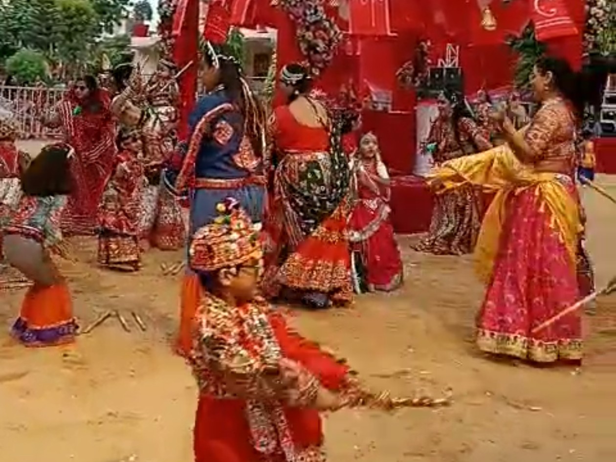 पारंपरिक गरबा परिधानों सजकर पहुंचे लोग।