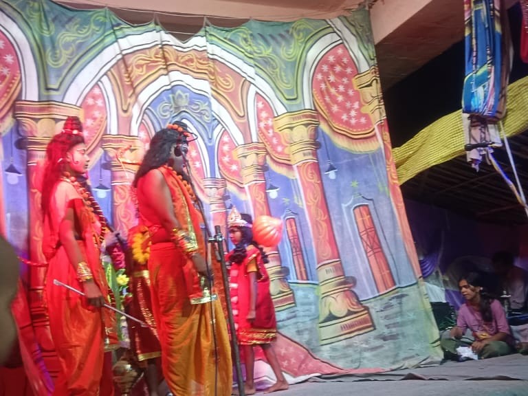 Angad-Ravan dialogue staged on Ghorawal Ramlila stage | घोरावल रामलीला ...