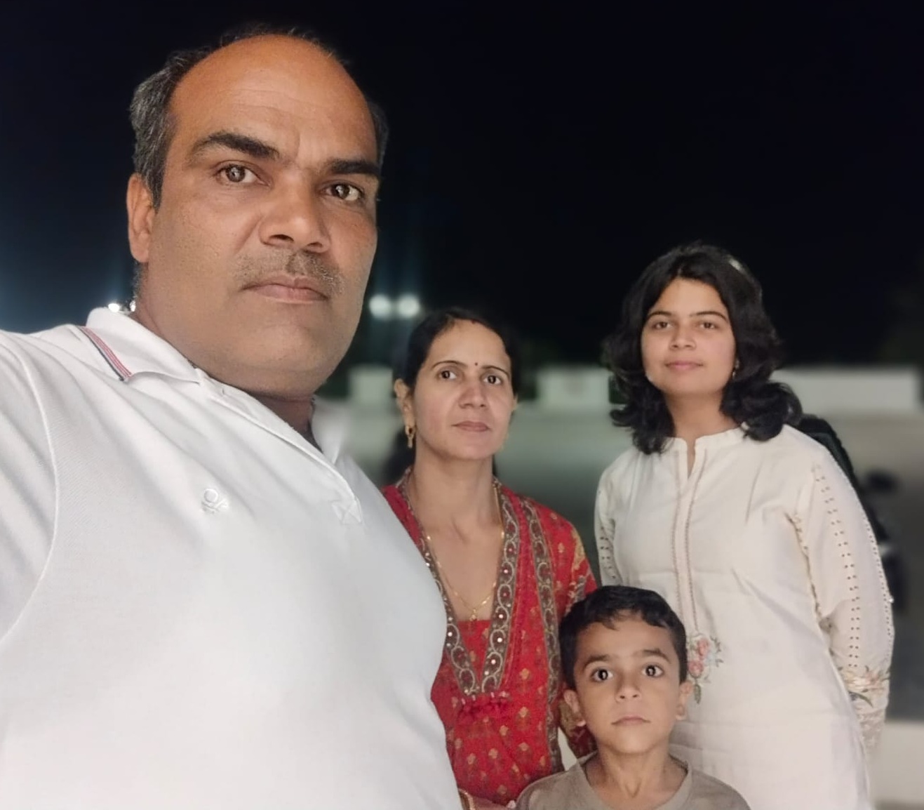 परिवार के साथ भूमिका।