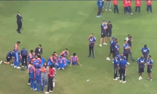 प्रेजेंटेशन सेरमनी के दौरान, जब नकवी ट्रॉफी देने के लिए अड़े रहे, तब भारतीय खिलाड़ी ग्राउंड में मौज मस्ती करते नजर आए।