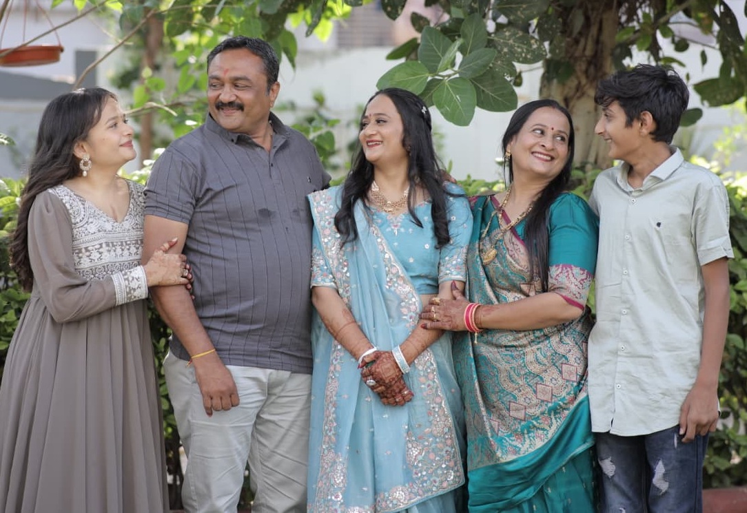 परिवार के साथ सृष्टि (बायीं ओर)।