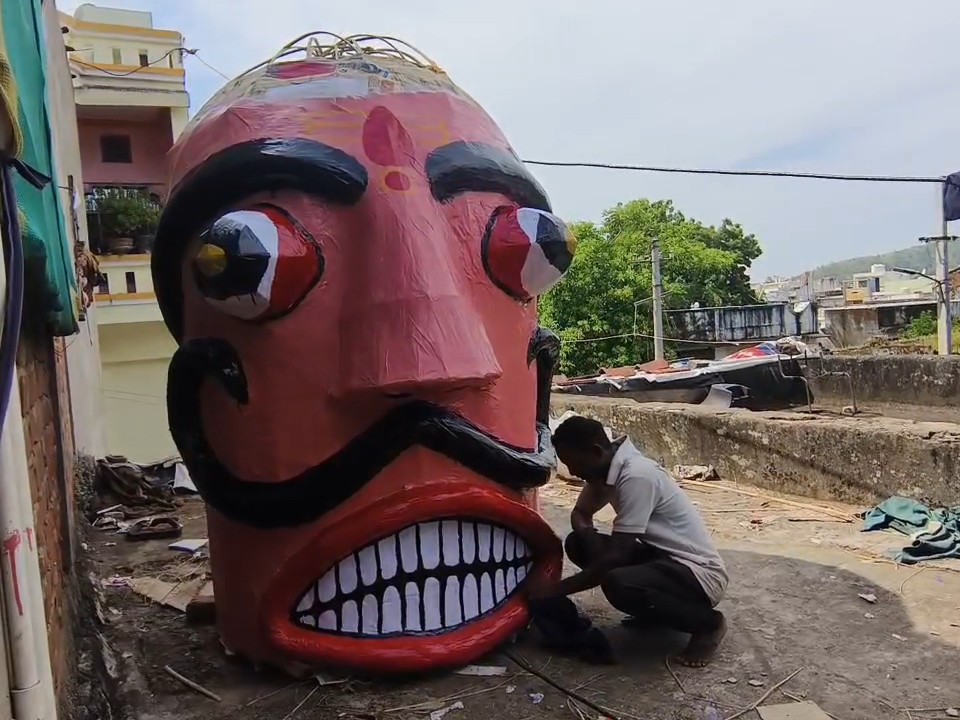 विजयादशमी के अवसर पर लक्ष्मण मैदान में 41 फीट के रावण का दहन होगा।