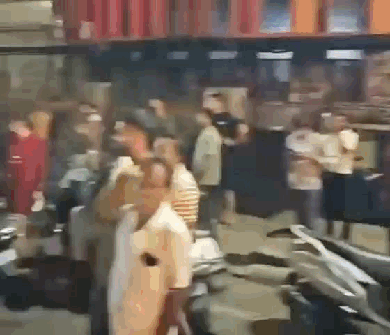 बड़ी संख्या में लोग शहर की सड़कों पर इकट्ठा हुए