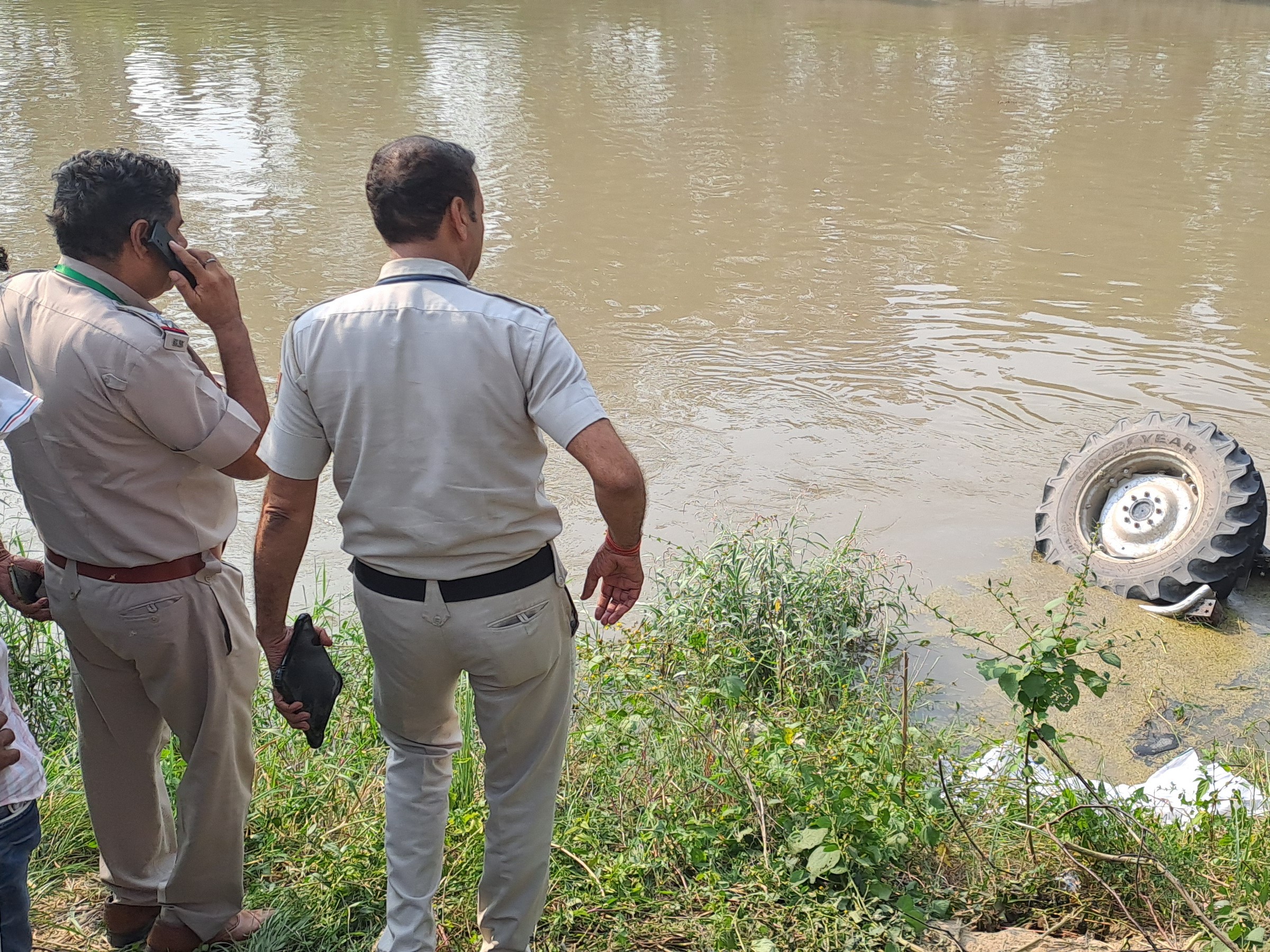 घटनास्थल पर पहुंची पुलिस जांच करती हुई।